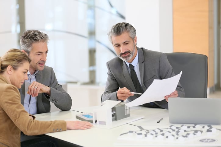 Bevor Baby boomer: Generation X-Mitarbeiter arbeiten gemeinsam an einem Projekt.