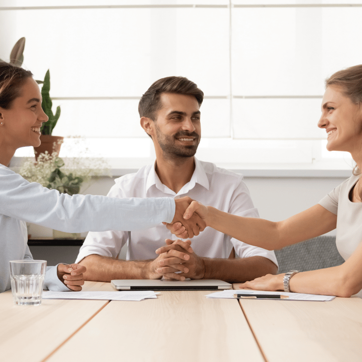 Werkgever en werknemer volgen een mediation traject en schudden de hand