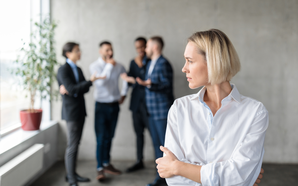 Darstellung einer Abmahnung im Büro, die den Prozess und die Konsequenzen von Vertragsverstößen durch Arbeitnehmer verdeutlicht und die rechtlichen Schritte aufzeigt.