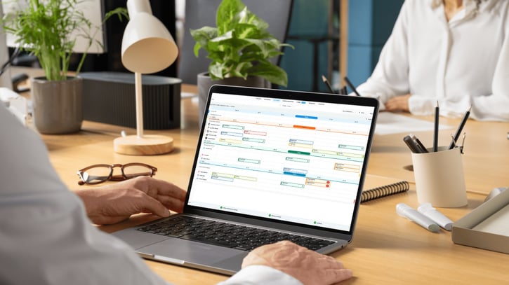 Neujahrs-Stresscheck zur Personalplanung im Januar: HR-Manager und Arbeitgeber analysieren Dienstpläne und Mitarbeiterausfälle im Büro.