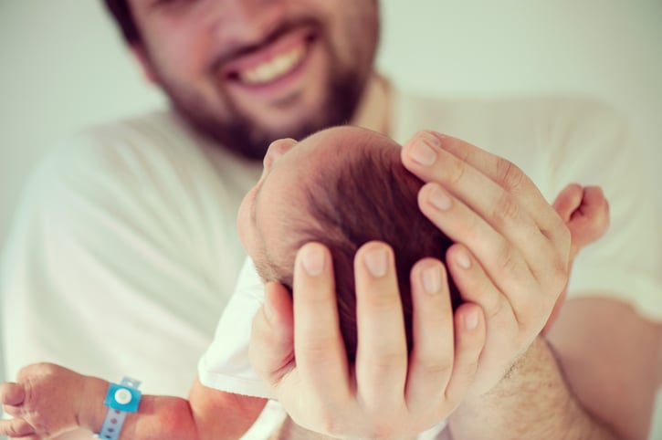 padre con su recién nacido en mano
