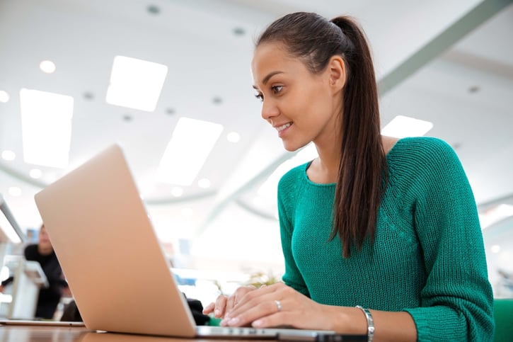 Femme derrière un ordinateur portable pour bien gérer ses ressources humaines.