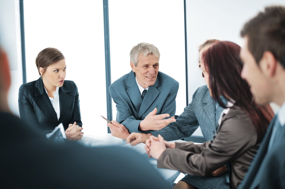 Geschäftsführer diskutiert Insourcing-Strategien mit Kollegen.