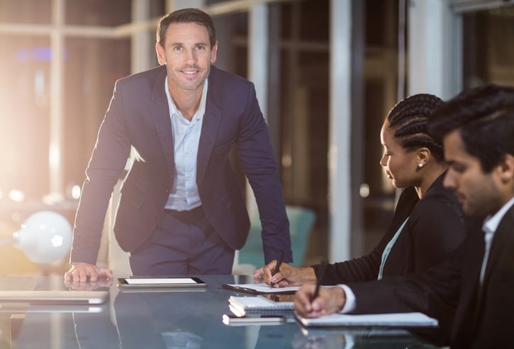 Eine interaktive Schulungssitzung zum Thema Change Management in einem modernen Konferenzraum. Ein Trainer präsentiert Strategien zur erfolgreichen Umsetzung von Veränderungen anhand einer digitalen Präsentation, während die Teilnehmer aufmerksam zuhören und Notizen machen.