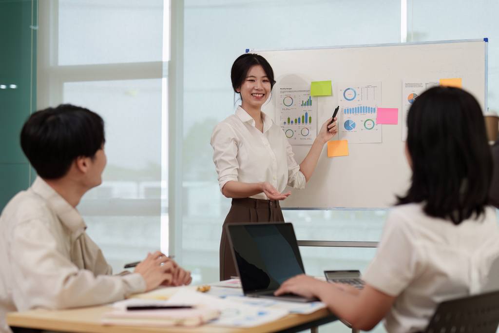 Réunion de travail axée sur la collaboration et la stratégie d’équipe