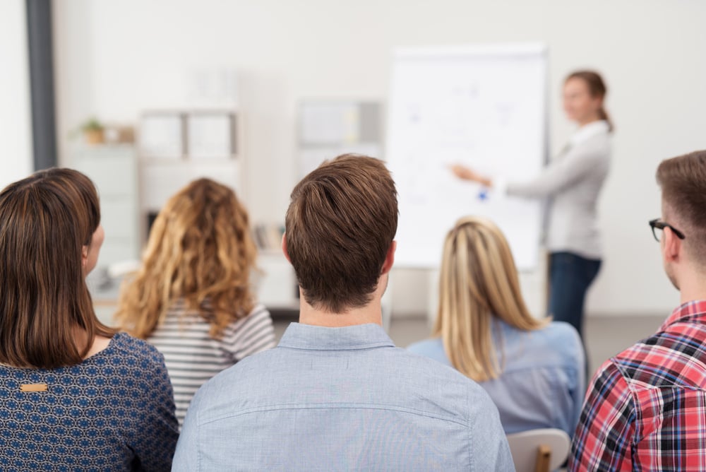 Flipchart mit SMART-Ziel-Beispiel im Konferenzraum