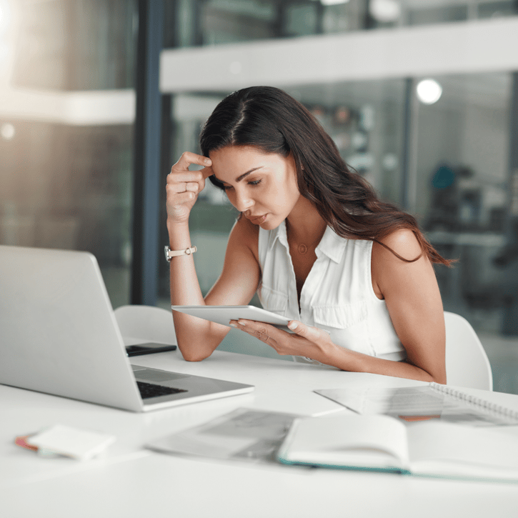 Werkgever bekijkt de regels omtrent ijzeren proeftijd via haar tablet