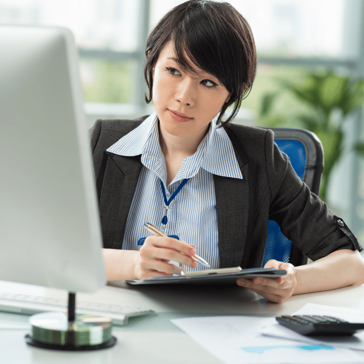 Werkgever vult een jaaropgave van een medewerker in