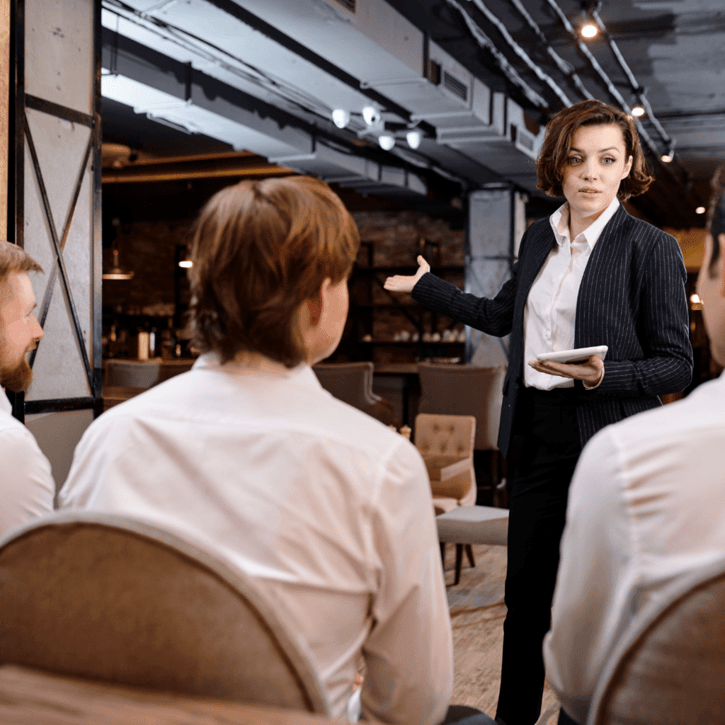 Werkgever legt de flexibele planning uit aan het personeel