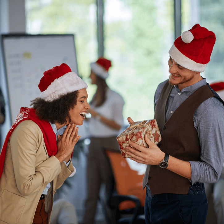 Werkgever geeft werknemer een kerstgratificatie