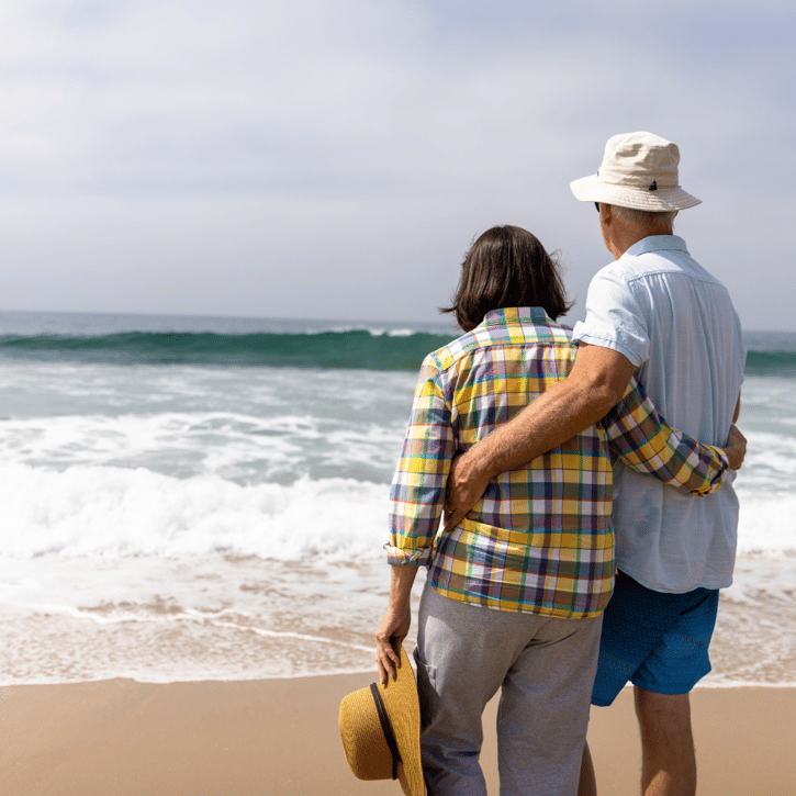Een werknemers zijn op het strand door extra vakantiedagen kopen