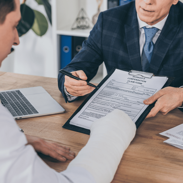 Werkgever en werknemer bespreken de voorwaarden van in de inlenersbeloning