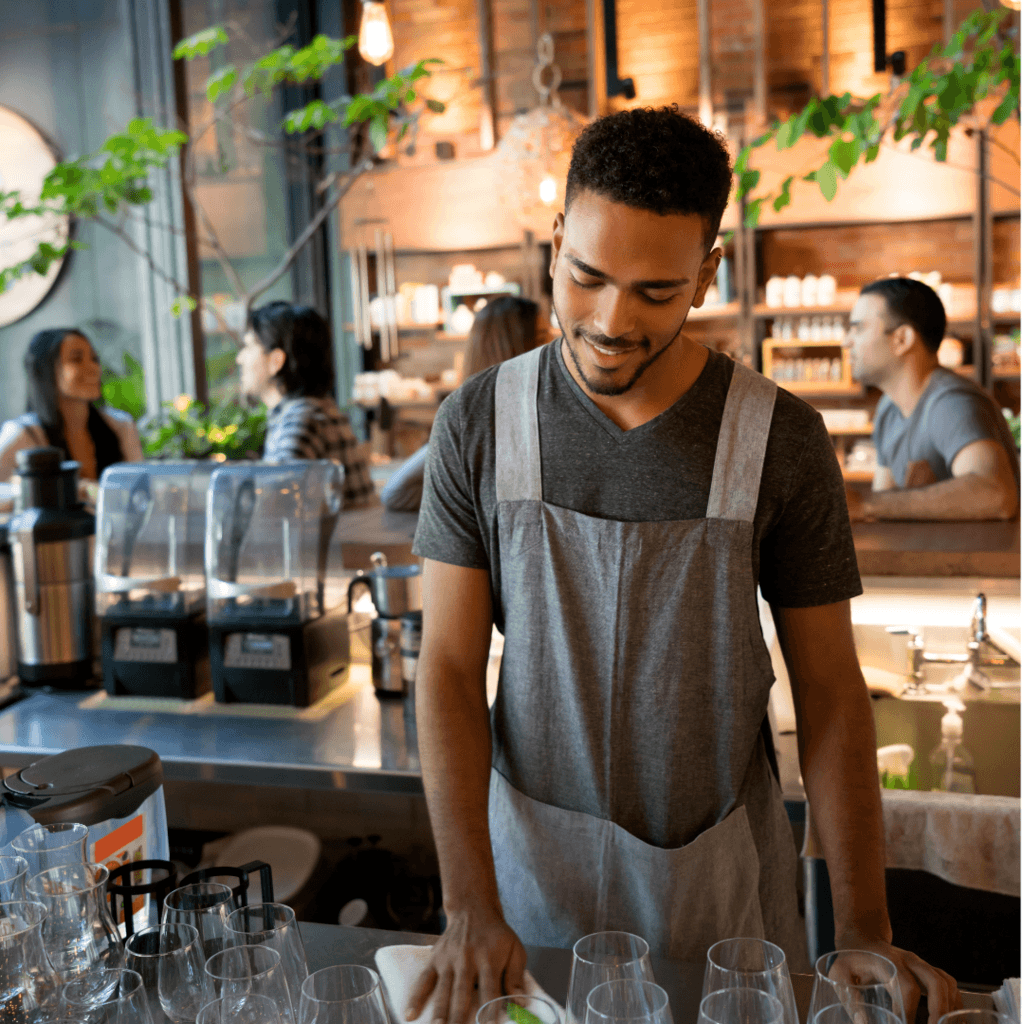 werknemer maakt de bar schoon om het minimumloon te verdienen