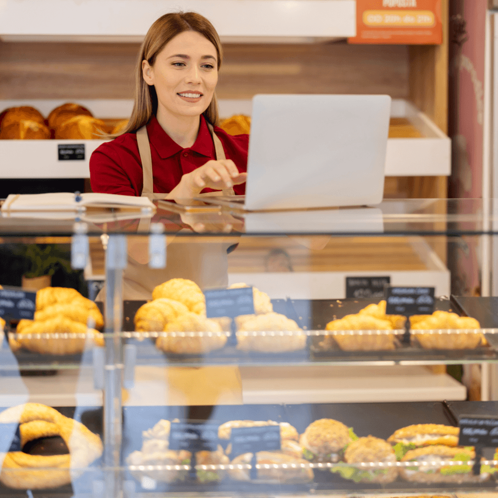 MKB ondernemer bekijkt de plannen in haar bakkerszaak