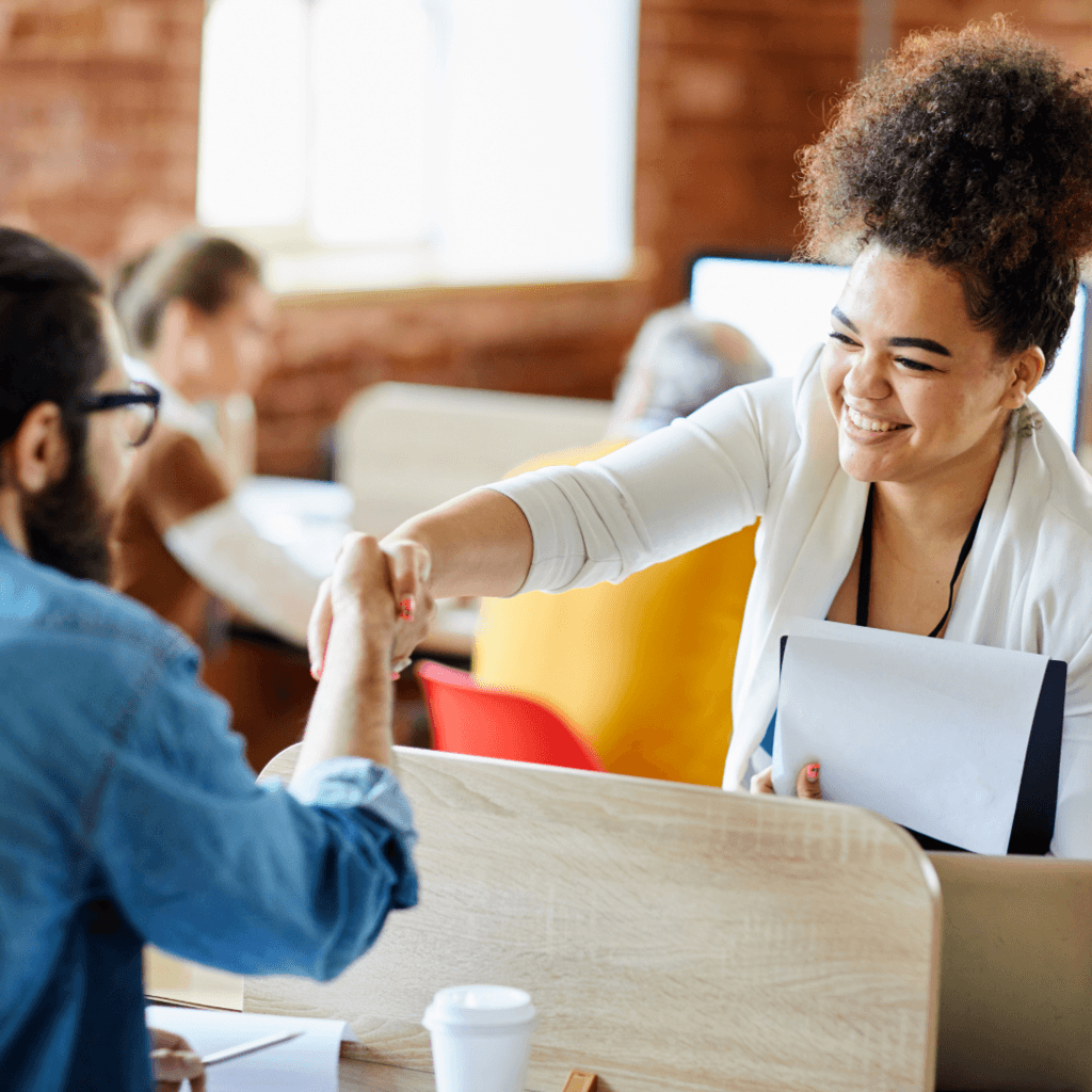 collega's stellen zich voor op de eerste werkdag