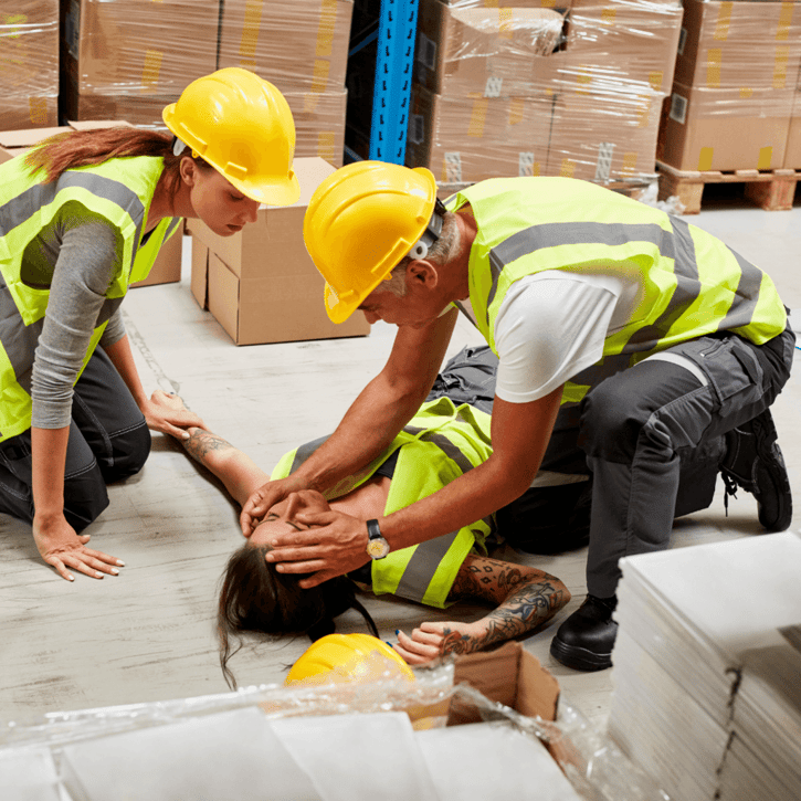 de bhv'ers op werk helpen een andere werknemer