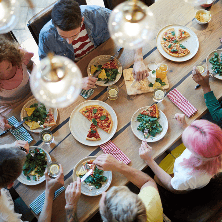 Werknemers hebben een gezamenlijke team lunch