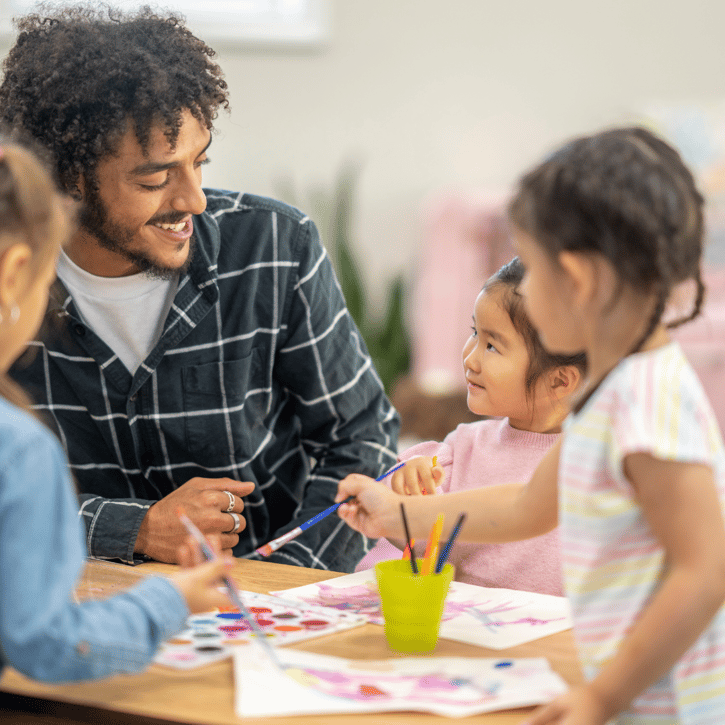 Door de cafetariaregeling over het bruto salaris kan de werknemer zijn kind bij de kinderopvang plaatsen