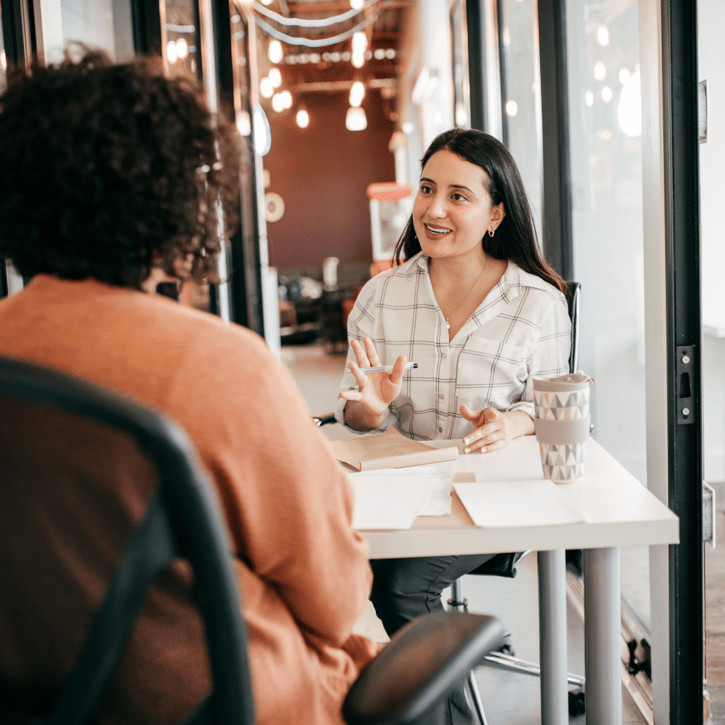 Recruiten gaat succesvol, twee mensen zijn op gesprek voor de baan