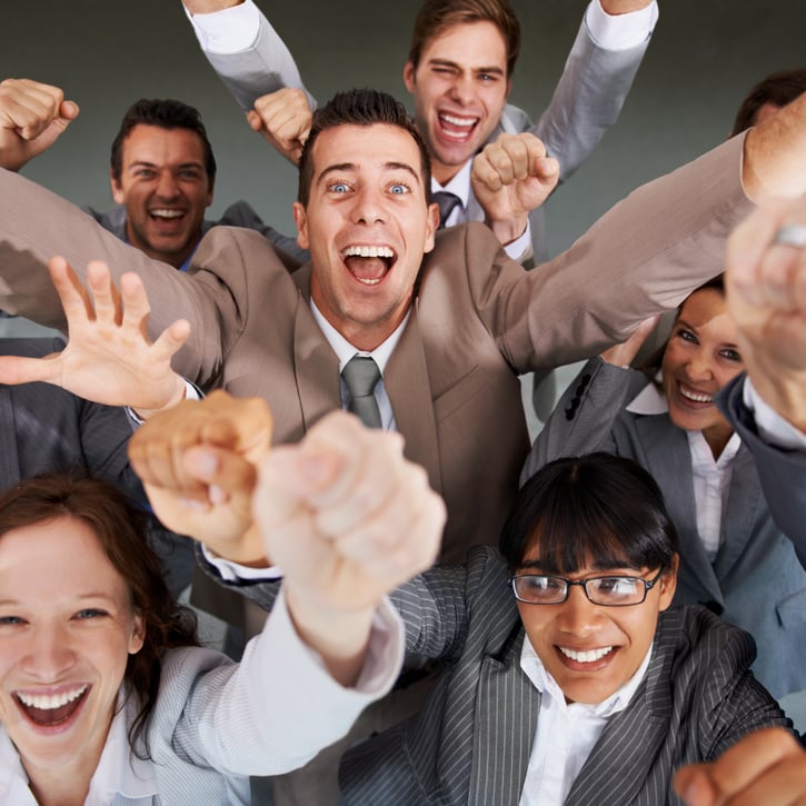 Werknemers gaan een salarisschaal omhoog 
