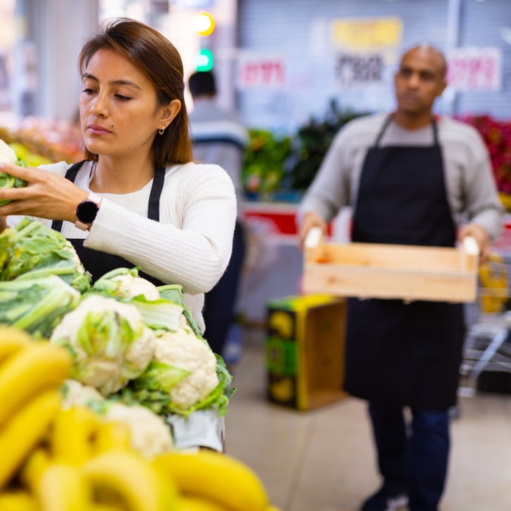 Shiftleider werkt samen op de werkvloer: het beste resultaat bereik je samen