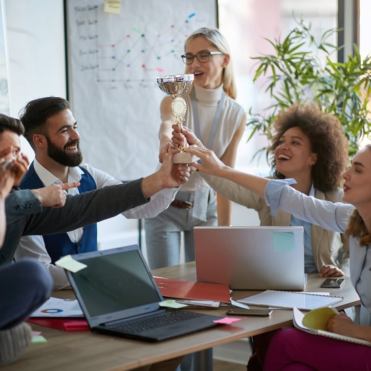 Managers hebben werkplezier doordat ze een beker hebben gewonnen 
