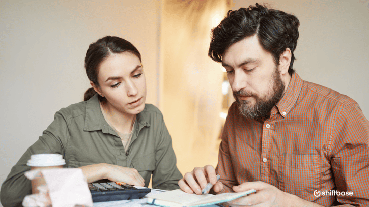 man en vrouw bespreken de Werkkostenregeling 