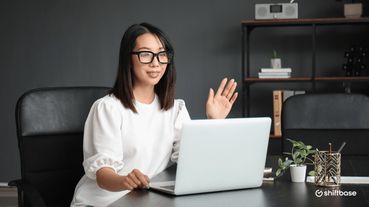hr innovatie: hr medewerker die hybride werkt in de krappe arbeidsmarkt
