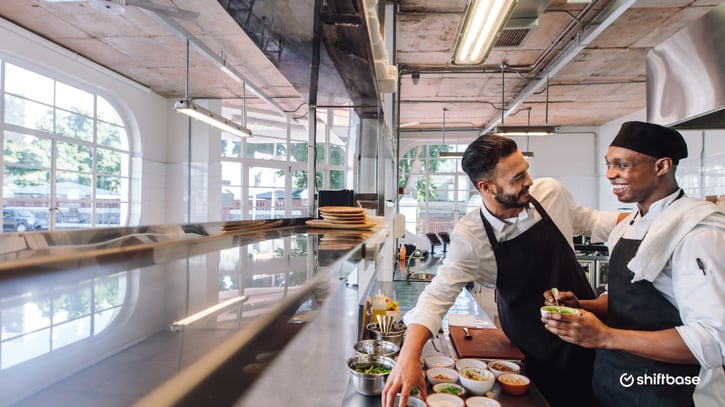 2 koks die aan het werk zijn in de keuken van een restaurant door een ziekmelding in het weekend
