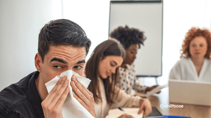 werknemer met een loopneus op kantoor heeft zich ziekgemeld