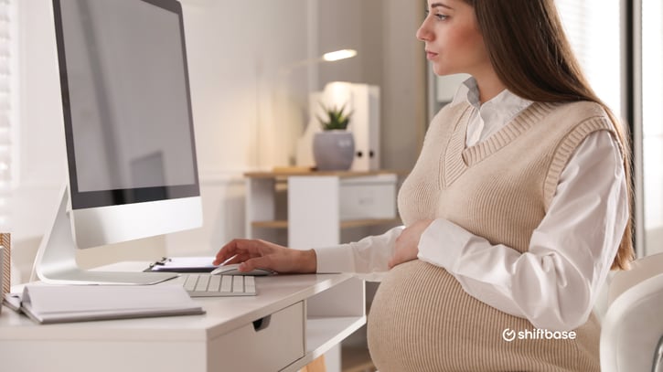 werknemer die berekent haar zwangerschapsverlof salaris