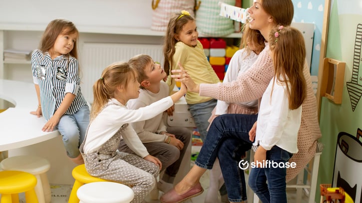 Werkdruk in de kinderopvang verlagen met betere planning, kinderen aan het spelen
