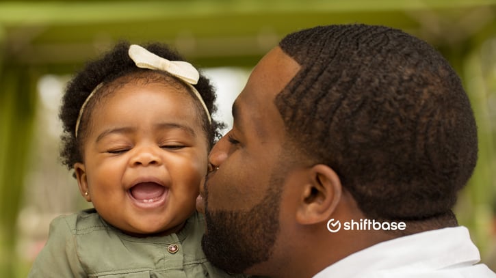 vader kust de wang van zijn dochtertje tijdens vaderschapsverlof 2026