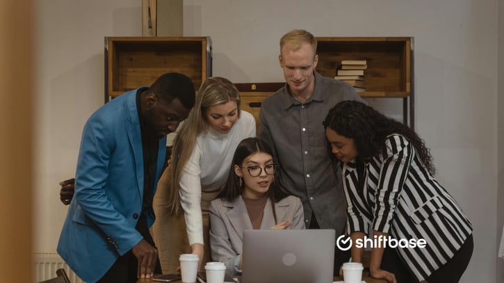 Werknemers die een gestructureerde planning bekijken