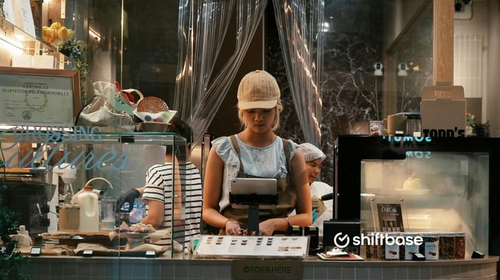 Werknemer werkt verschillende werkdagen in de bakkerij