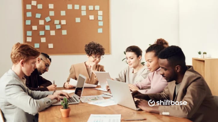 Werknemers die hun roosters maken