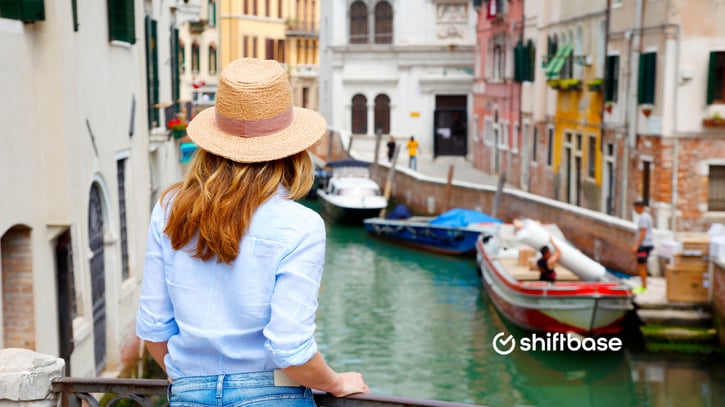 Werknemer is Venetië over het water aan het kijken doordat ze vakantiedagen heeft gekocht 