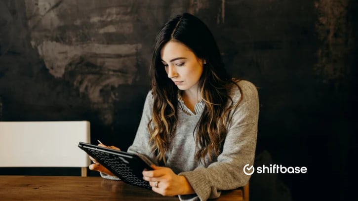 Werknemer berekent haar uurloon naar maandloon