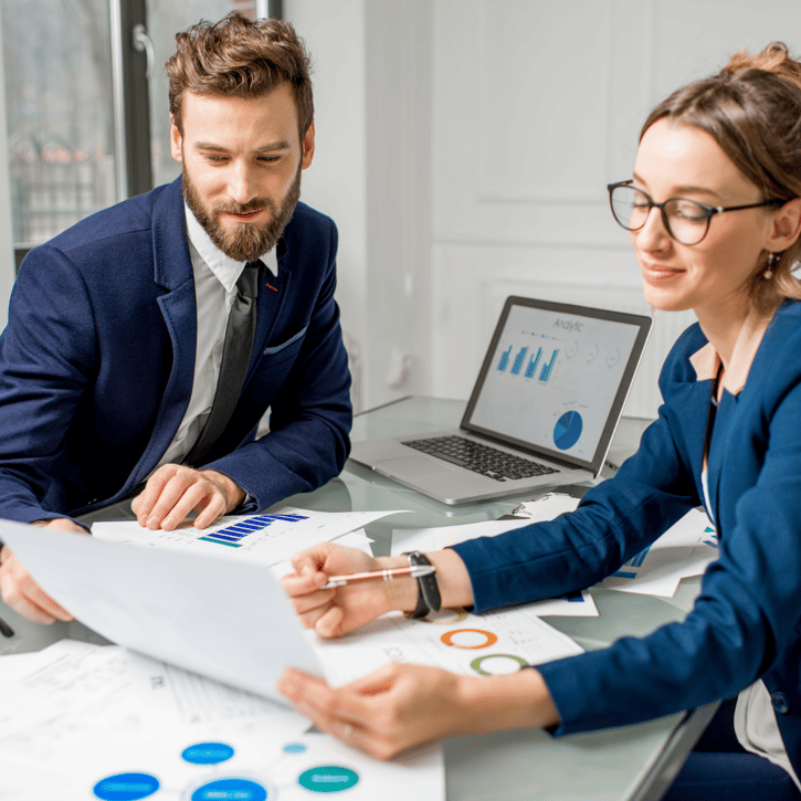 Werknemers bespreken de QuickScan van de organisatie