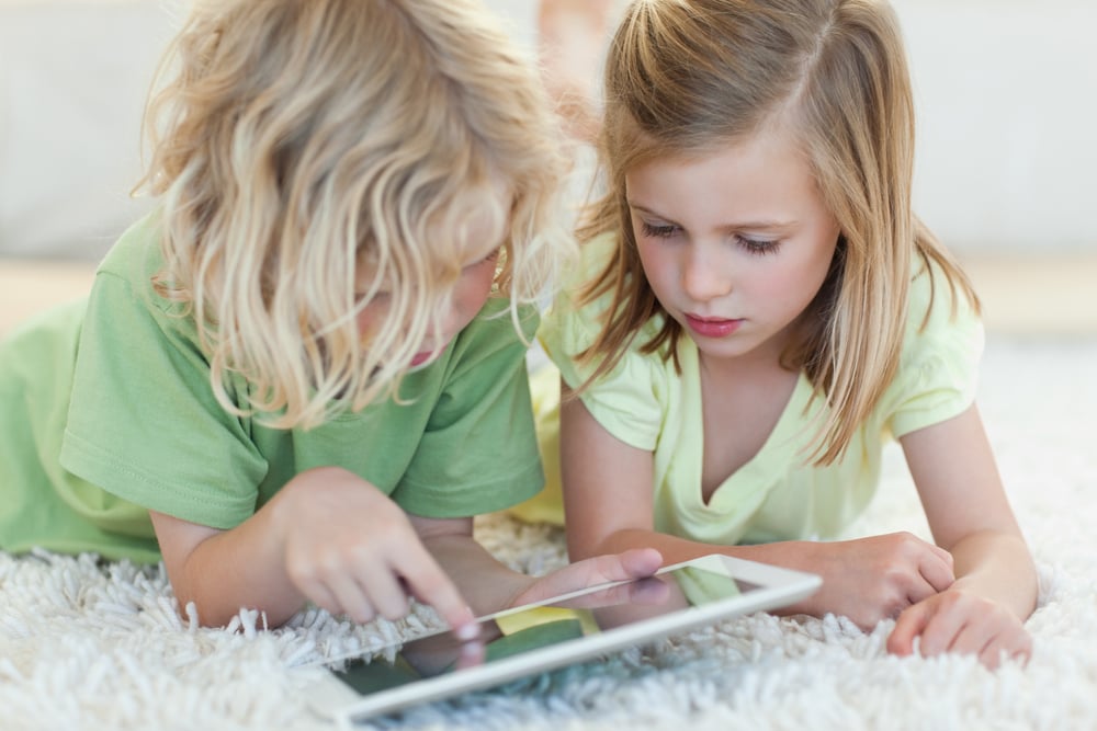 Junge Kinder der Generation Alpha mit Tablets spielend - Gen Alpha