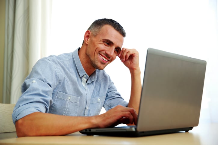 Foto de un gerente viendo los beneficios laborales en su computadora