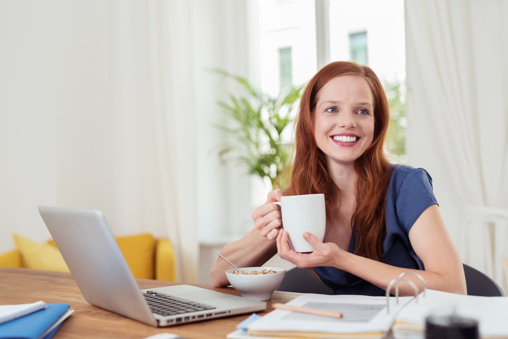 Une femme heureuse au travail parce qu'elle est heureuse avec son employeur