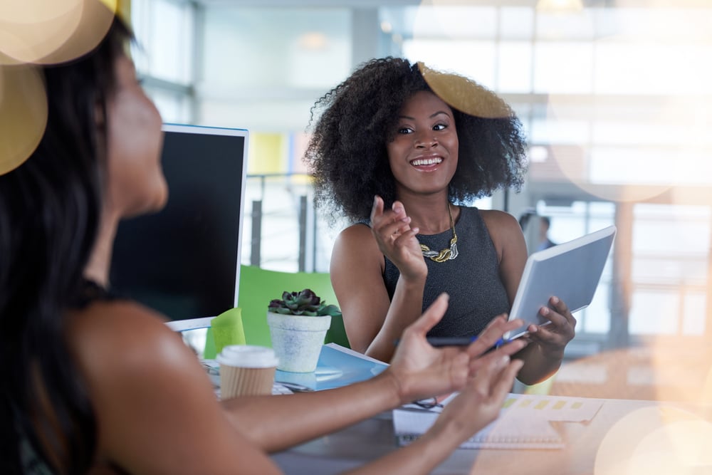 Arbeitgeber und Arbeitnehmer besprechen Weiterbeschäftigung