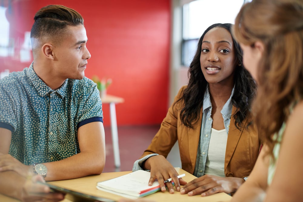 Eine beispielhafte Stellenanzeige zeigt, wie Unternehmen ihre Arbeitgebermarke durch Employer Branding Strategien und die Kommunikation ihrer Employer Value Proposition (EVP) stärken können, um Top Talente zu gewinnen. Die Anzeige hebt die Maßnahmen zur Mitarbeitergewinnung und die Vorteile für Bewerber hervor, um sich im Wettbewerb um Fachkräfte abzuheben.