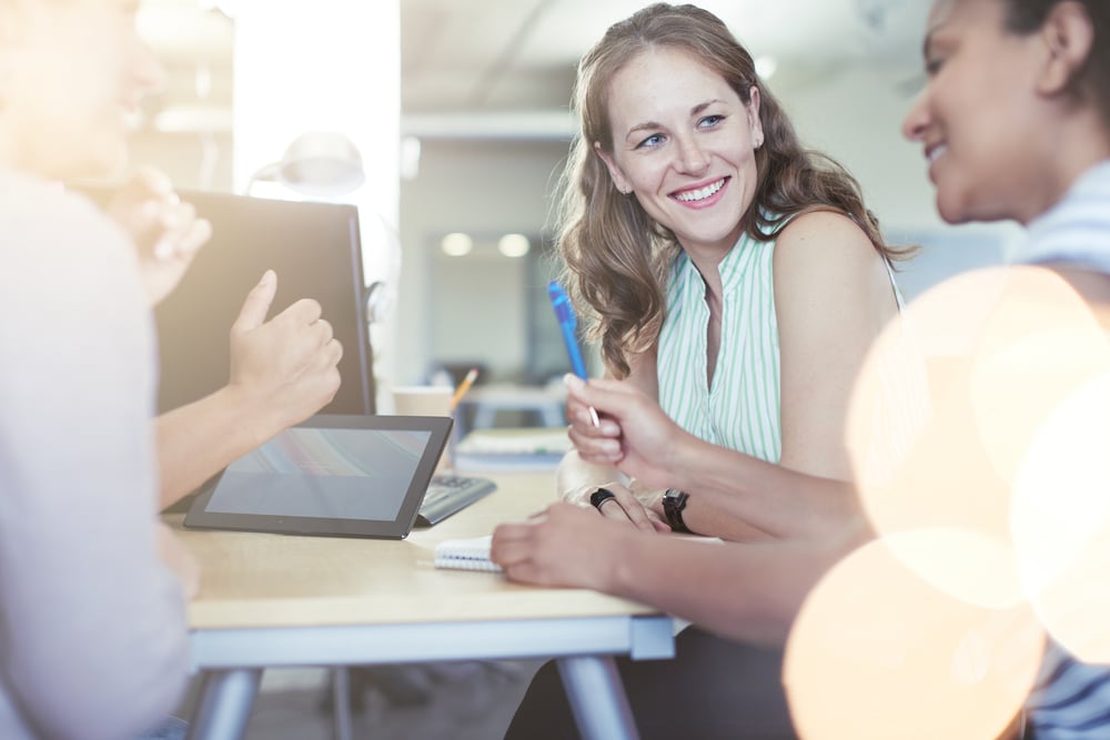 Équipe créative en séance de brainstorming au bureau