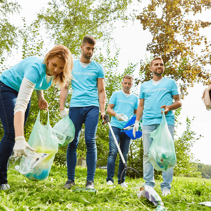 Werknemers doen vrijwilligerswerk door vuil op te rapen in het park als nevenactiviteiten