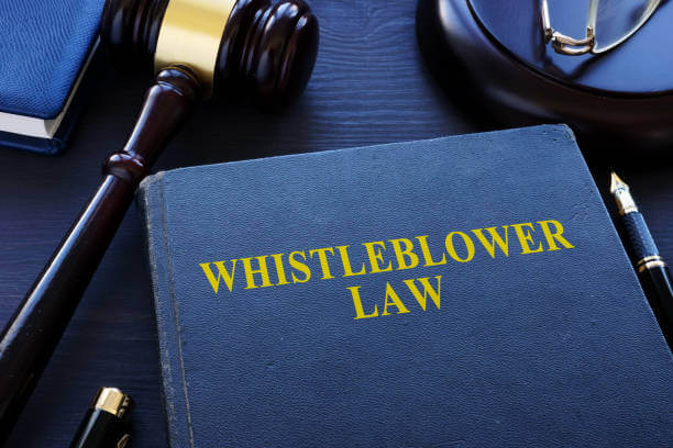 Whistleblower-Gesetz Buch auf einem Schreibtisch.