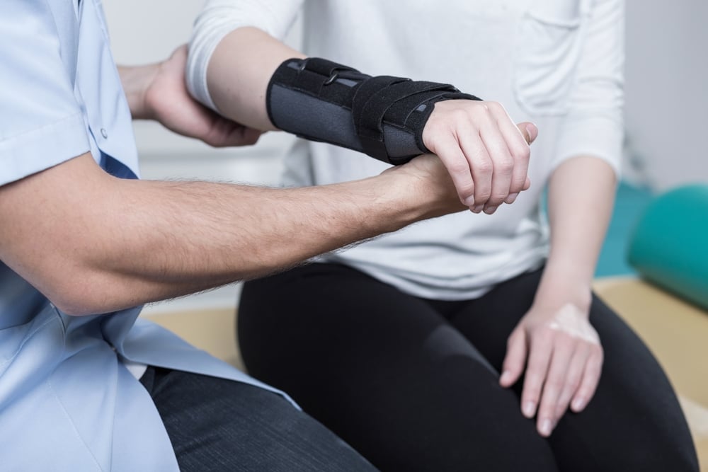 Arzt bespricht rückwirkende Krankschreibung mit dem Patienten