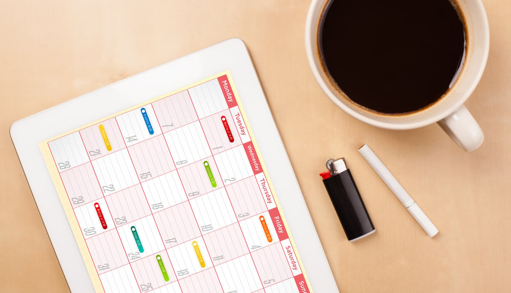 Ein Kalender auf dem Schreibtisch, der die Tage für die monatliche Gehaltsauszahlung markiert.