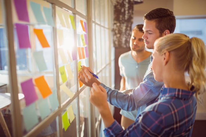 Foto eines Teams, das in einer Besprechung Feedbackinstrumente diskutiert.